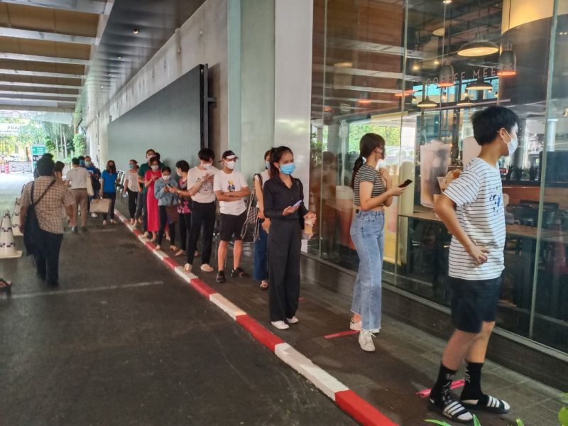 ประชาชนต่อแถวเพื่อเข้าห้างสยามพารากอน