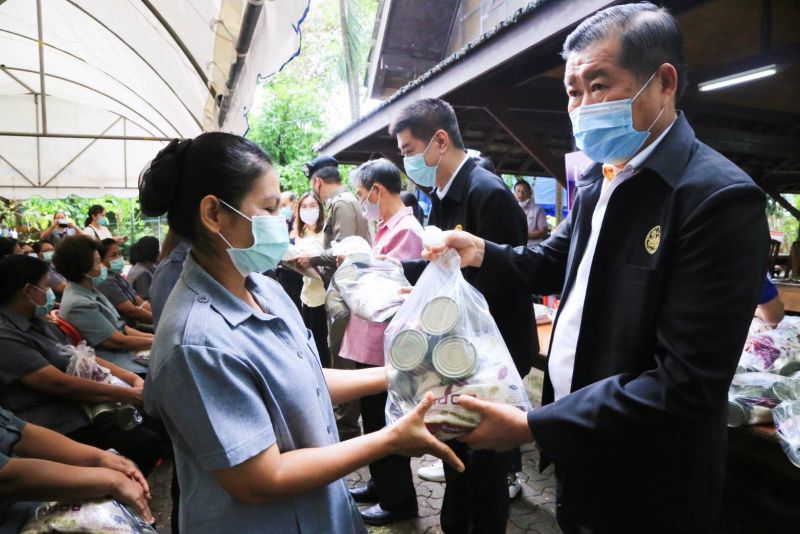 “นิพนธ์”มอบถุงยังชีพ อสม.ตรัง-พัทลุง กำลังใจสู้โควิด