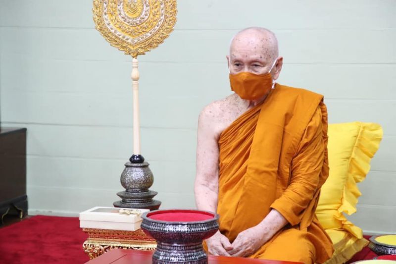 ในหลวง โปรดเกล้าฯให้เชิญหน้ากากผ้าฝีพระหัตถ์พระราชินีถวายสมเด็จพระสังฆราช