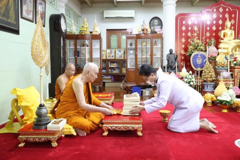 ในหลวง โปรดเกล้าฯให้เชิญหน้ากากผ้าฝีพระหัตถ์พระราชินีถวายสมเด็จพระสังฆราช