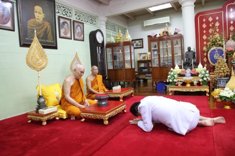 ในหลวง โปรดเกล้าฯให้เชิญหน้ากากผ้าฝีพระหัตถ์พระราชินีถวายสมเด็จพระสังฆราช