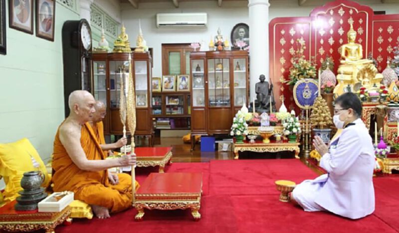 ในหลวง โปรดเกล้าฯให้เชิญหน้ากากผ้าฝีพระหัตถ์พระราชินีถวายสมเด็จพระสังฆราช ในหลวง โปรดเกล้าฯให้เชิญหน้ากากผ้าฝีพระหัตถ์พระราชินีถวายสมเด็จพระสังฆราช