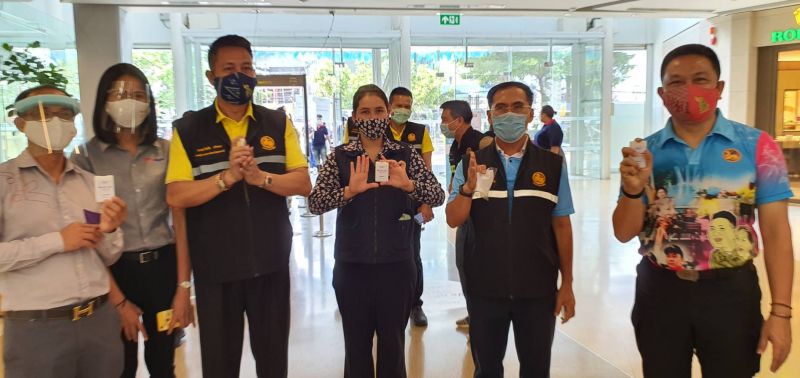 คนอุดรฯคึกคักปักหลักรอเปิดห้างจับจ่ายยุคโควิด