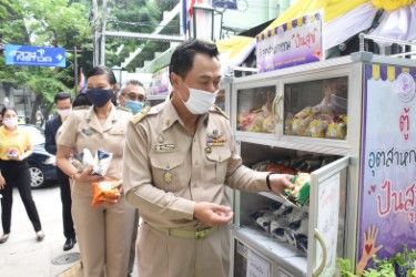 เปิดตู้อุตสาหกรรมปันสุข “หยิบพอดี มีก็แบ่งปัน” 4 ตู้ ริมถนนพระราม 6
