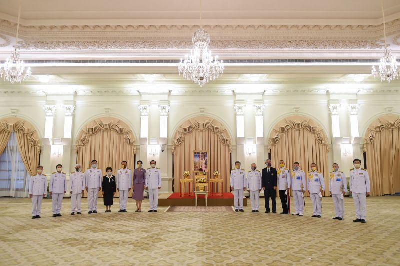 พระราชทาน หน้ากากผ้าฝีพระหัตถ์ "พระบรมราชินี" แก่ นายกฯ-ภริยา-ศบค.และผบ.เหล่าทัพ