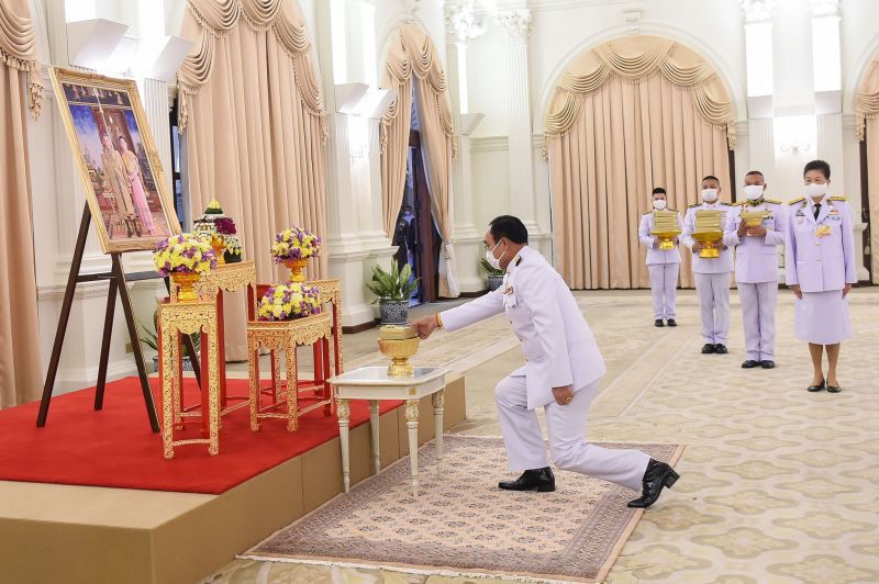 พระราชทาน หน้ากากผ้าฝีพระหัตถ์ "พระบรมราชินี" แก่ นายกฯ-ภริยา-ศบค.และผบ.เหล่าทัพ