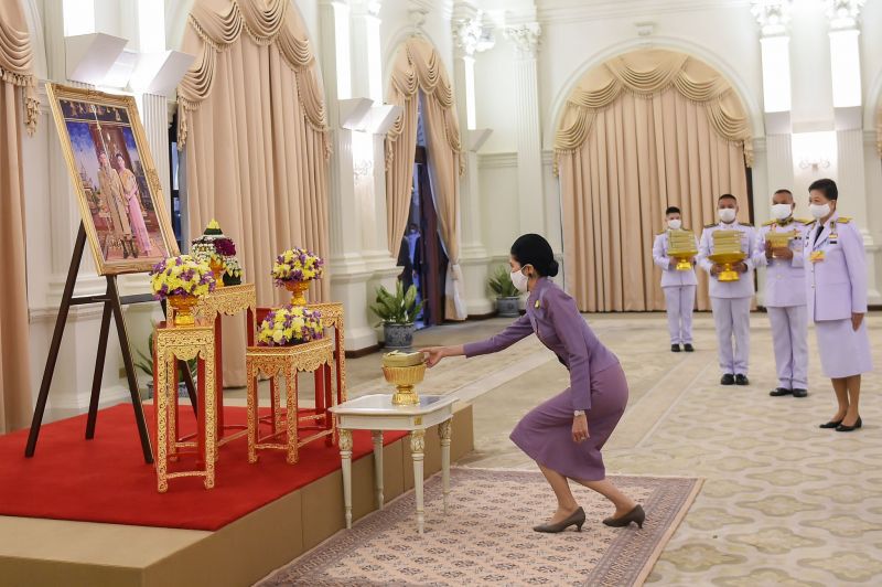 พระราชทาน หน้ากากผ้าฝีพระหัตถ์ "พระบรมราชินี" แก่ นายกฯ-ภริยา-ศบค.และผบ.เหล่าทัพ