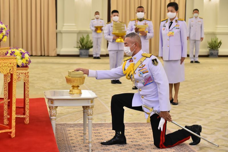 พระราชทาน หน้ากากผ้าฝีพระหัตถ์ "พระบรมราชินี" แก่ นายกฯ-ภริยา-ศบค.และผบ.เหล่าทัพ