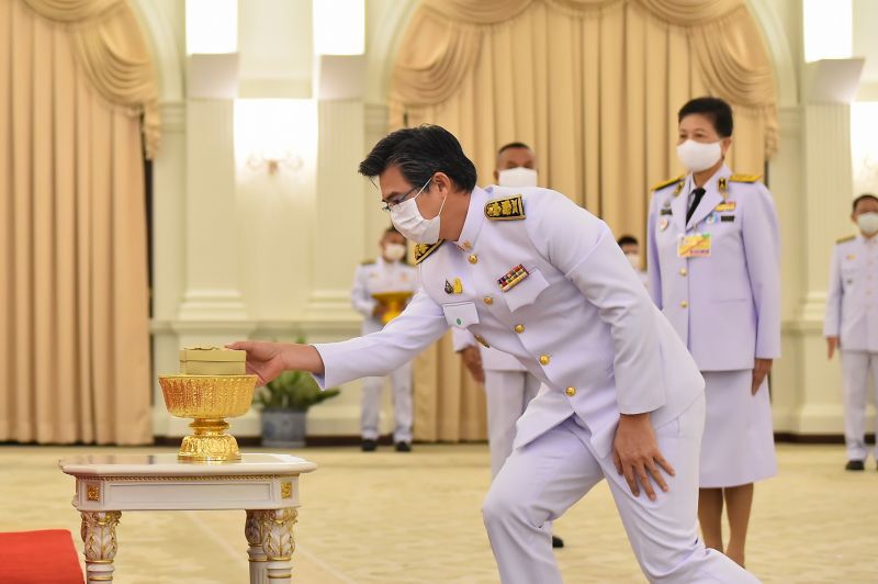 พระราชทาน หน้ากากผ้าฝีพระหัตถ์ "พระบรมราชินี" แก่ นายกฯ-ภริยา-ศบค.และผบ.เหล่าทัพ