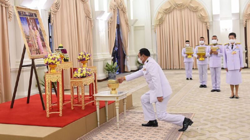 พระราชทาน หน้ากากผ้าฝีพระหัตถ์ "พระบรมราชินี" แก่ นายกฯ-ภริยา-ศบค.และผบ.เหล่าทัพ พระราชทาน หน้ากากผ้าฝีพระหัตถ์ "พระบรมราชินี" แก่ นายกฯ-ภริยา-ศบค.และผบ.เหล่าทัพ