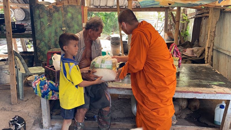  "วัดบางกะพ้อม"ดั้นด้นช่วยครอบครัวกลุ่มชายขอบ