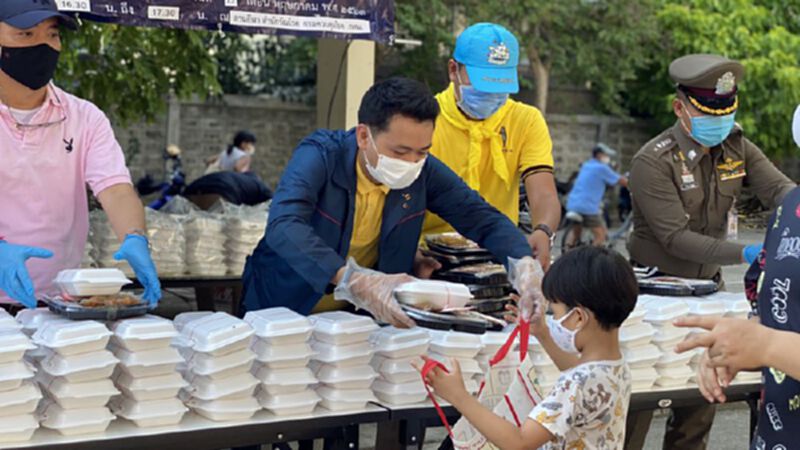 กลุ่มบีทีเอสช่วยเหลือชุมชนแออัดมีข้าวกิน กลุ่มบีทีเอสช่วยเหลือชุมชนแออัดมีข้าวกิน