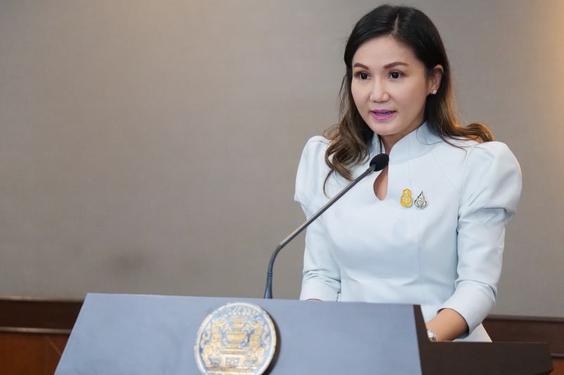 นางนฤมล ภิญโญสินวัฒน์ 