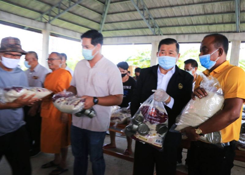 “นิพนธ์-​สรรเพชญ”เดินหน้าแจกถุงยังชีพช่วยชุมชนสงขลา