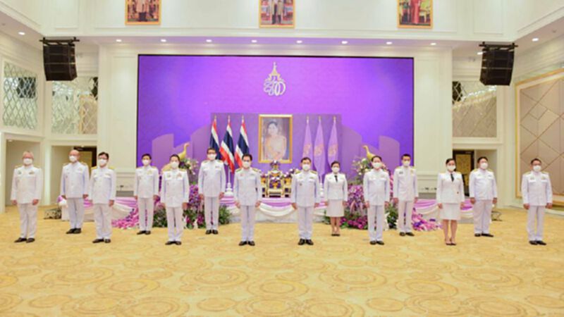 ก.พาณิชย์ ถวายราชสักการะและลงนามถวายพระพรชัยมงคล "พระบรมราชินี" ก.พาณิชย์ ถวายราชสักการะและลงนามถวายพระพรชัยมงคล "พระบรมราชินี"