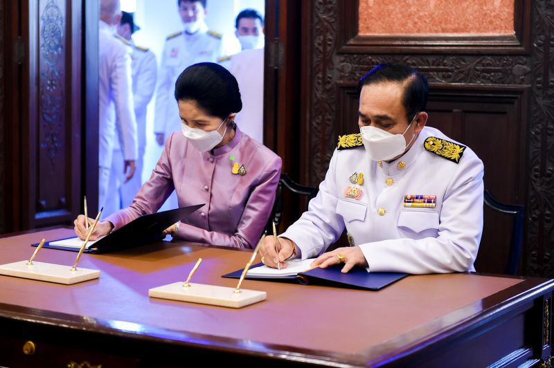 นายกฯและภริยา ลงนามถวายพระพร สมเด็จพระนางเจ้าฯ พระบรมราชินี 