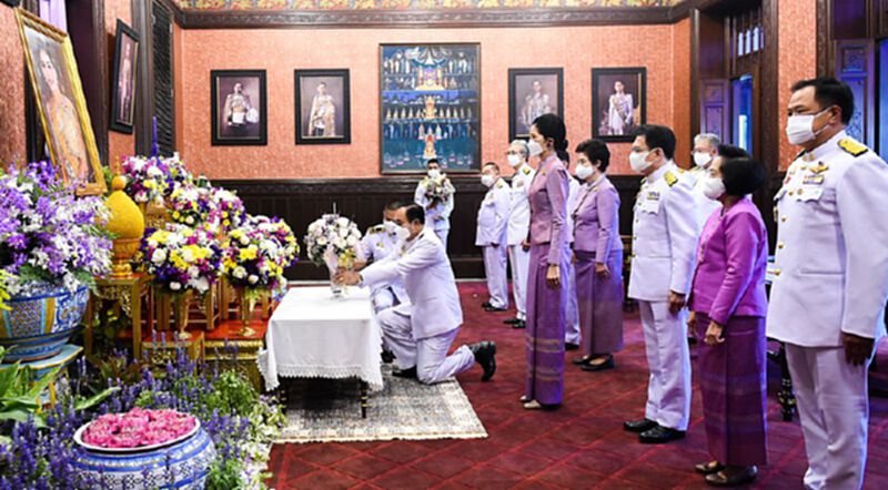 นายกฯและภริยา ลงนามถวายพระพร สมเด็จพระนางเจ้าฯ พระบรมราชินี นายกฯและภริยา ลงนามถวายพระพร สมเด็จพระนางเจ้าฯ พระบรมราชินี