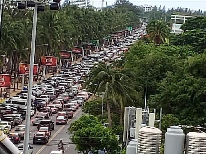 แห่เล่นน้ำ "หาดบางแสน" รถติดยาวเหยียด ระยะห่างทางสังคมยาก