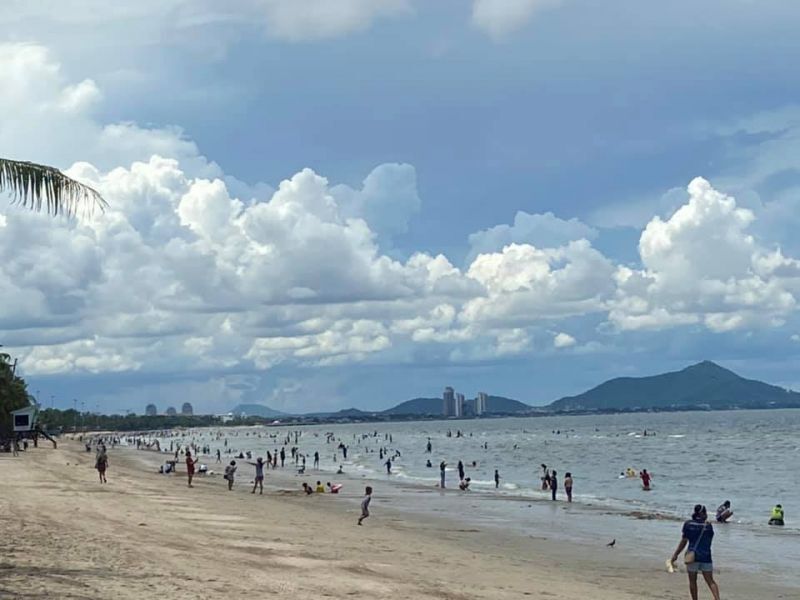 แห่เล่นน้ำ "หาดบางแสน" รถติดยาวเหยียด ระยะห่างทางสังคมยาก