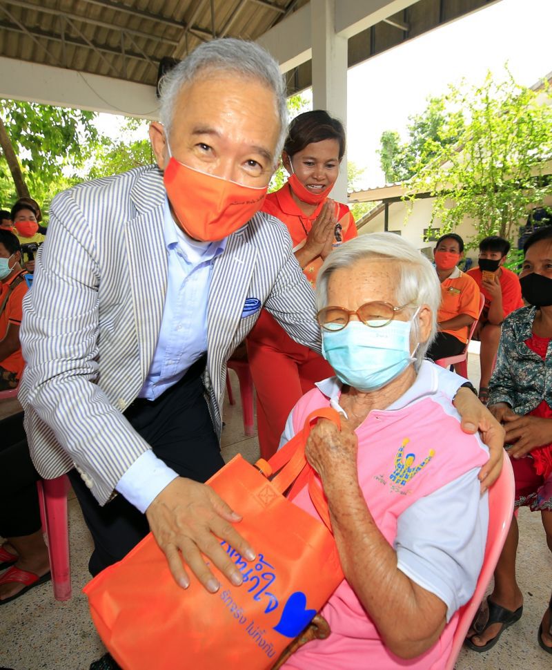 “สุวัจน์”คิกออฟ มอบถุงน้ำใจ “ฅนโคราชรักจริงไม่ทิ้งกัน”