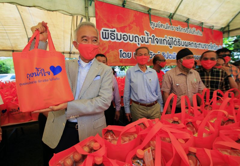 “สุวัจน์”คิกออฟ มอบถุงน้ำใจ “ฅนโคราชรักจริงไม่ทิ้งกัน”