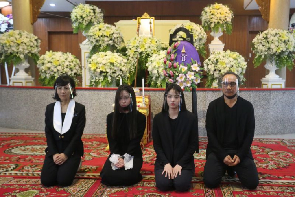 กรมสมเด็จพระเทพฯ โปรดเกล้าฯวางพวงมาลาหน้าหีบศพ &quot;ศรัณยู วงษ์กระจ่าง&quot;