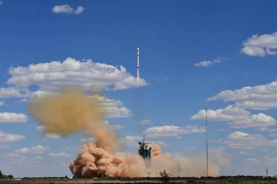 (แฟ้มภาพซินหัว : ดาวเทียมสำรวจโลกเกาเฟิน-9 03 ถูกส่งออกจากศูนย์ปล่อยดาวเทียมจิ่วฉวน มณฑลกานซู่ทางจีนตะวันตกเฉียงเหนือ วันที่ 17 มิ.ย. 2020)