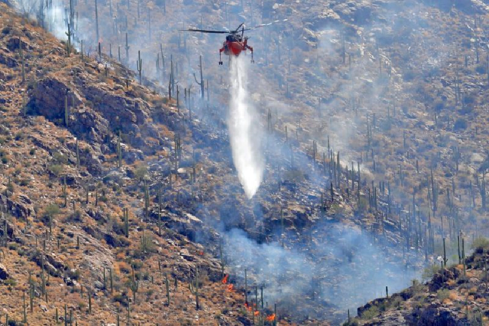 ไฟป่าครั้งใหญ่สุดโหมแอริโซนา วอดเกือบ 2.3 แสนไร่ (คลิป)