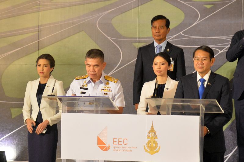 (คลิป) วินาทีจรดปากกา "สนามบินอู่ตะเภา" มูลค่า 2.9 แสนล้าน 