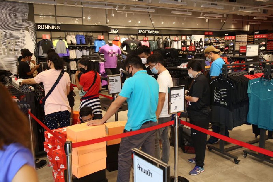 บรรยากาศช็อปปิ้งในวันที่ 19 มิ.ย. 