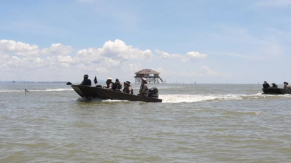 ทหารเรือมาเอง จัดระเบียบ"คอกหอย"อ่าวบ้านดอน