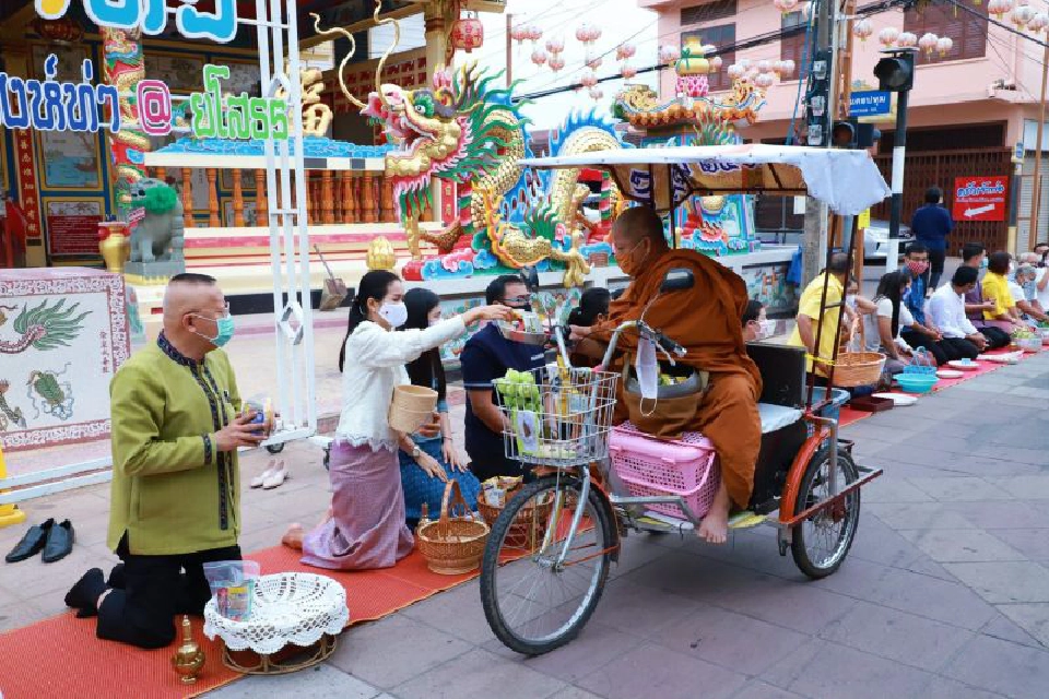 ผู้ว่าฯเมืองยสชวน"นุ่งผ้าพื้นเมือง"หนุนสินค้าชุมชน     