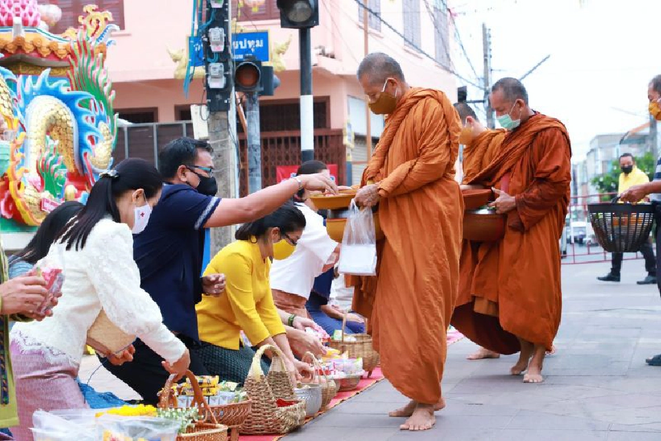 ผู้ว่าฯเมืองยสชวน"นุ่งผ้าพื้นเมือง"หนุนสินค้าชุมชน     