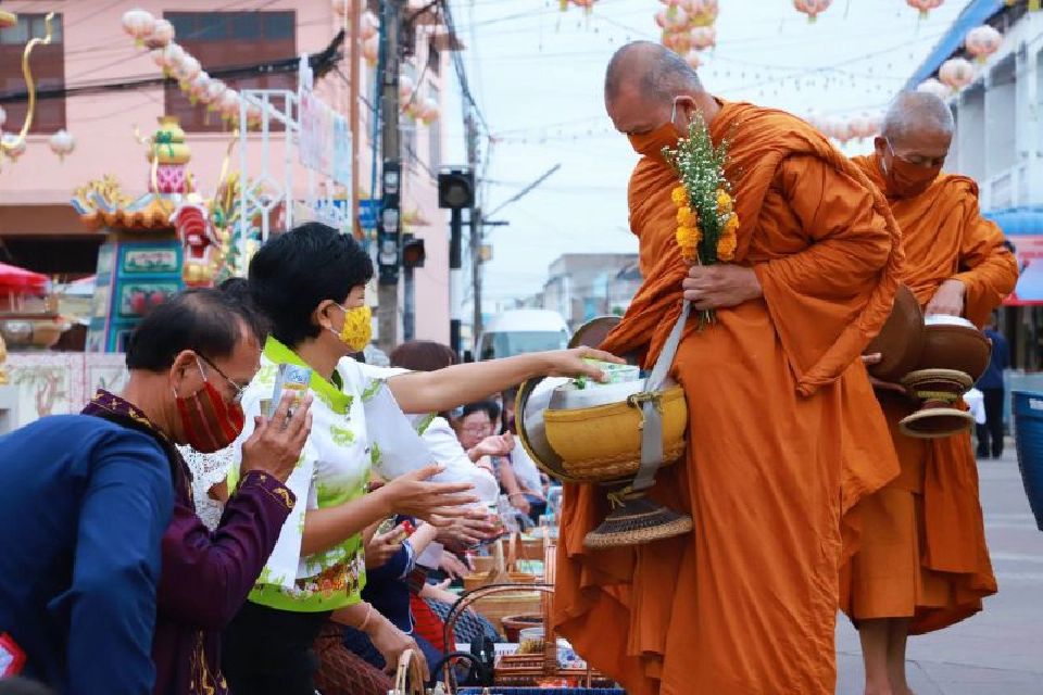ผู้ว่าฯเมืองยสชวน"นุ่งผ้าพื้นเมือง"หนุนสินค้าชุมชน     