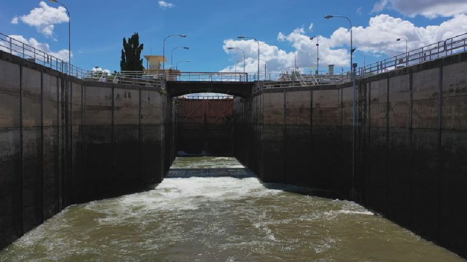 "เที่ยวปันสุข"ย้อนอดีตเมืองกาญจนฯล่องเรือผ่านเขื่อนแม่กลอง