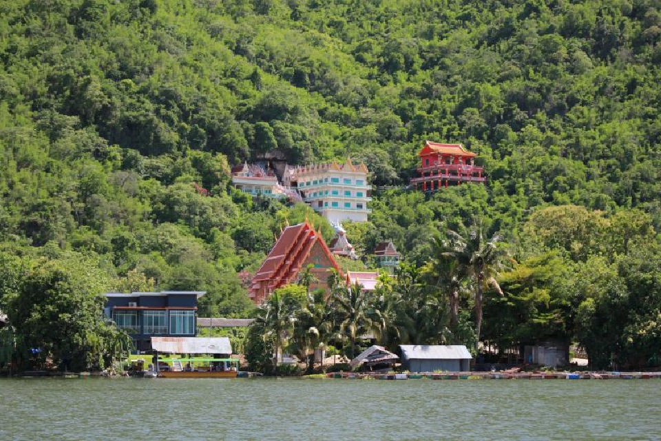 "เที่ยวปันสุข"ย้อนอดีตเมืองกาญจนฯล่องเรือผ่านเขื่อนแม่กลอง