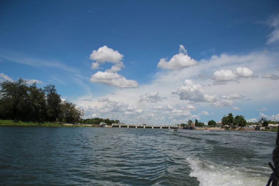 "เที่ยวปันสุข"ย้อนอดีตเมืองกาญจนฯล่องเรือผ่านเขื่อนแม่กลอง