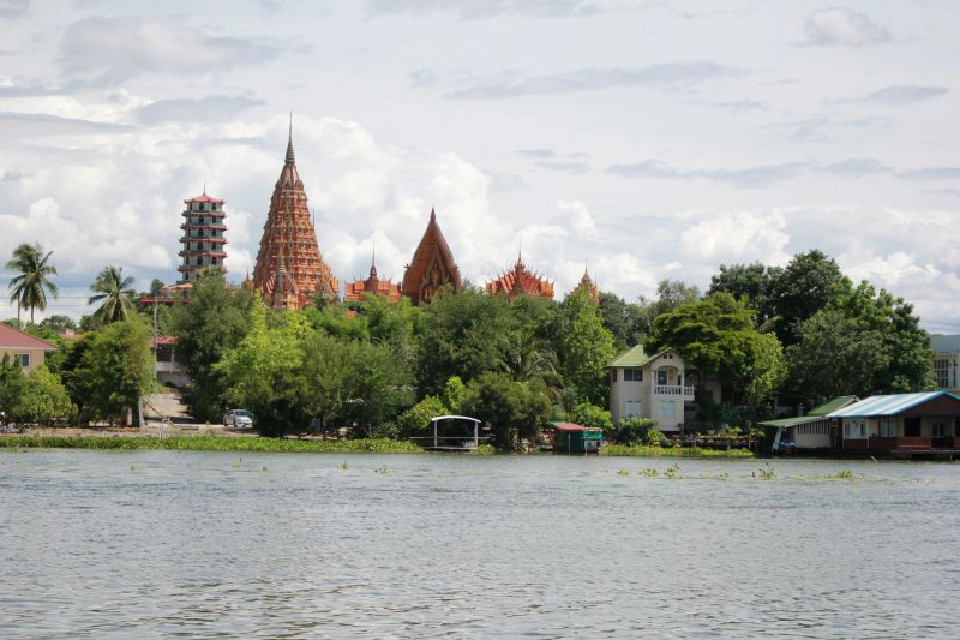 "เที่ยวปันสุข"ย้อนอดีตเมืองกาญจนฯล่องเรือผ่านเขื่อนแม่กลอง