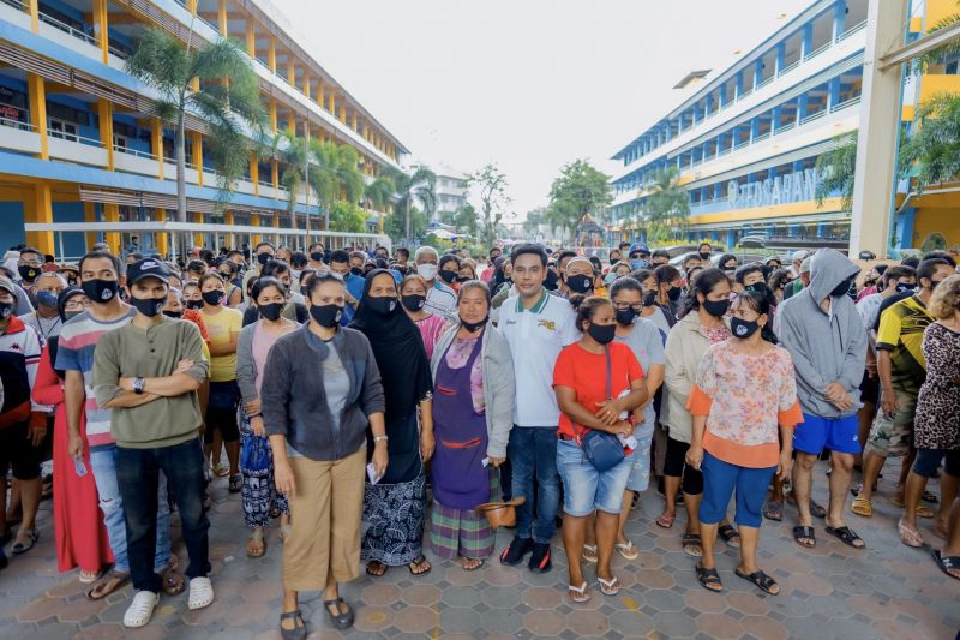 เอ็ม-ธวเดช ภาจิตรภิรมย์ คนรุ่นใหม่ความหวังของชาว จ.สงขลา จัดกิจกรรม ปันน้ำใจช่วยชาวหาดใหญ่ มอบข้าวสาร-หน้ากากอนามัย-ทุนการศึกษา