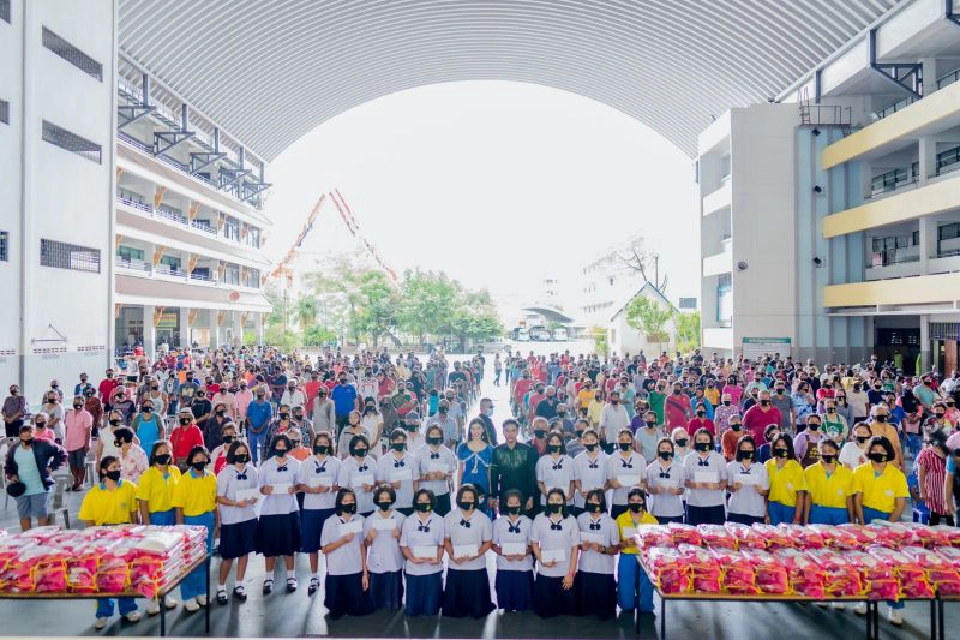 เอ็ม-ธวเดช ภาจิตรภิรมย์ คนรุ่นใหม่ความหวังของชาว จ.สงขลา จัดกิจกรรม ปันน้ำใจช่วยชาวหาดใหญ่ มอบข้าวสาร-หน้ากากอนามัย-ทุนการศึกษา