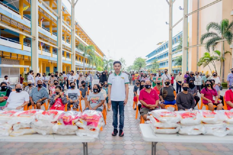 เอ็ม-ธวเดช ภาจิตรภิรมย์ คนรุ่นใหม่ความหวังของชาว จ.สงขลา จัดกิจกรรม ปันน้ำใจช่วยชาวหาดใหญ่ มอบข้าวสาร-หน้ากากอนามัย-ทุนการศึกษา