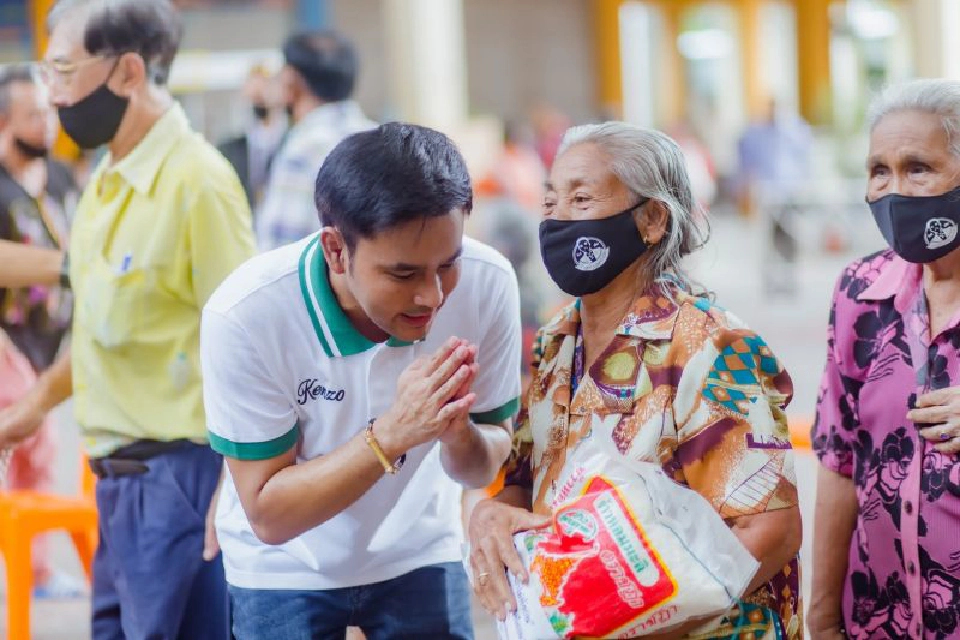 เอ็ม-ธวเดช ภาจิตรภิรมย์ คนรุ่นใหม่ความหวังของชาว จ.สงขลา จัดกิจกรรม ปันน้ำใจช่วยชาวหาดใหญ่ มอบข้าวสาร-หน้ากากอนามัย-ทุนการศึกษา