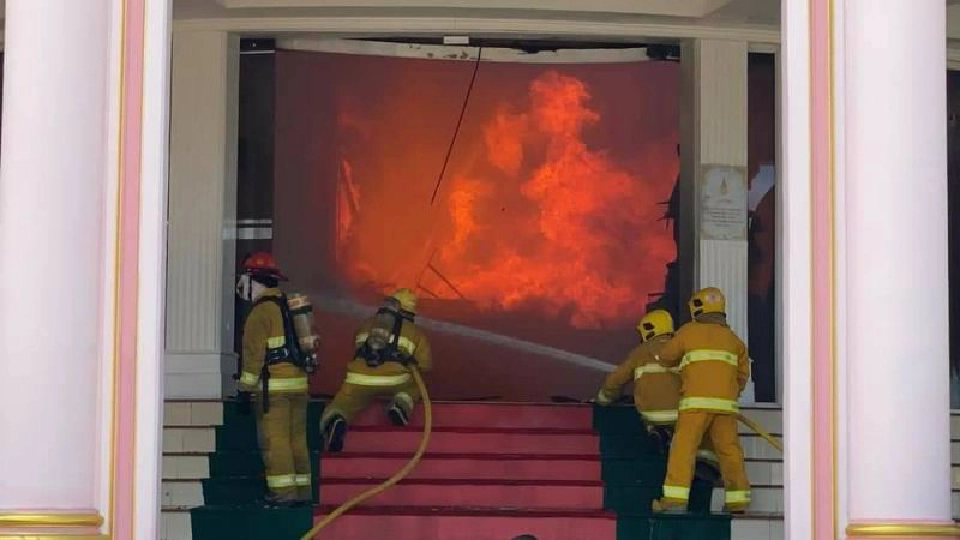 ไฟปะทุอีกรอบ! จนท.ตรึงกำลังสยบเพลิงพิโรธ คฤหาสน์พันล้าน