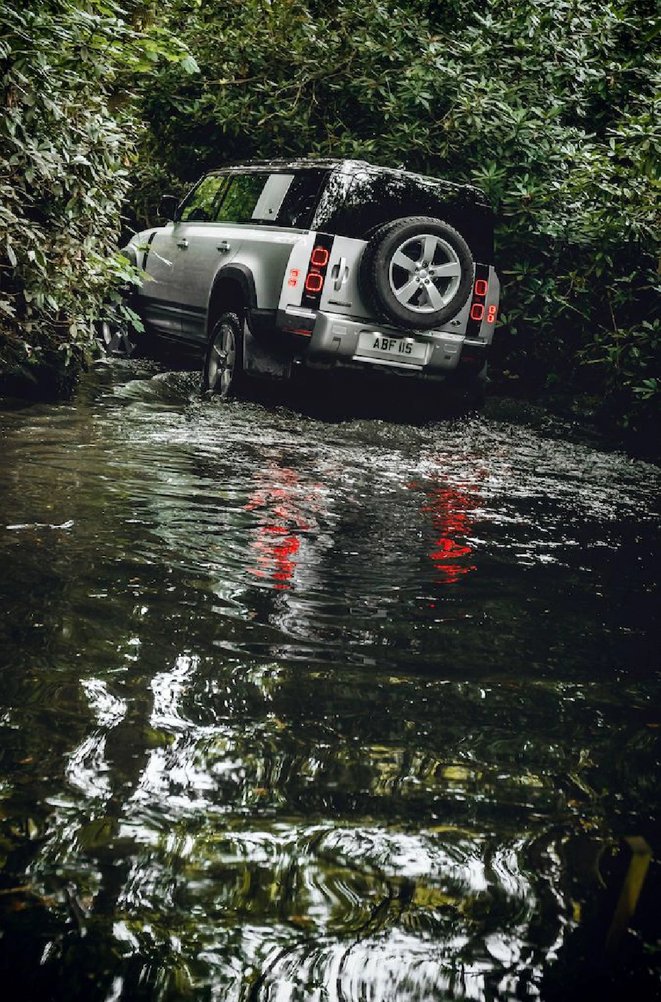 Land Rover Defender ราชาออฟโรดขาย 5.4 ล้าน