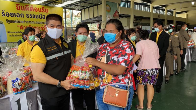 “ธรรมนัส”ลงพื้นที่มอบถุงยังชีพ ชาวชุมชนห้วยขวาง