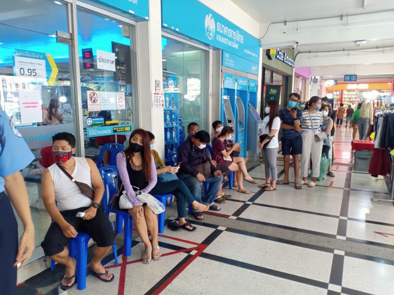 "ผู้ถือบัตรสวัสดิการแห่งรัฐ" ต่อคิวเช็คเงินโอนเข้า 3,000 บาท