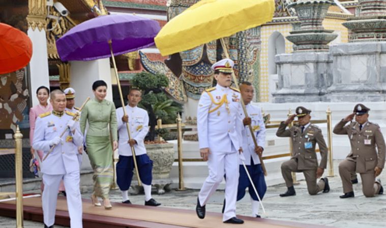 'ในหลวง' ทรงเปลี่ยนเครื่องทรงฤดูร้อน 'พระแก้วมรกต' เพื่อทรงเครื่องสำหรับฤดูฝน 'ในหลวง' ทรงเปลี่ยนเครื่องทรงฤดูร้อน 'พระแก้วมรกต' เพื่อทรงเครื่องสำหรับฤดูฝน