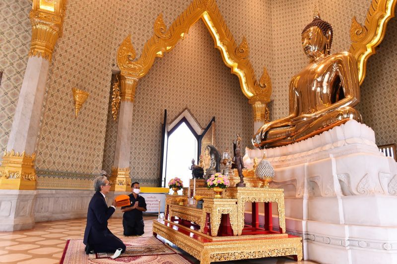 แม่ทัพ 4 กุมาร "สมคิด" หลบการเมือง ทำบุญ "วัดไตรมิตร" 