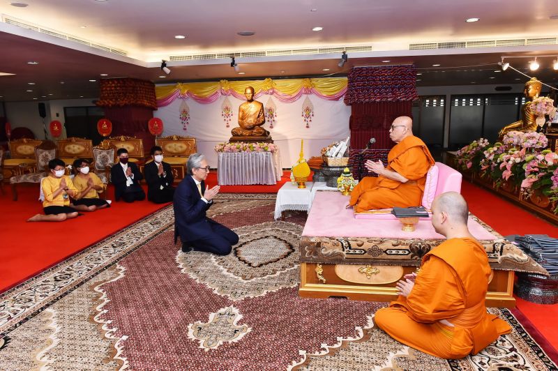 แม่ทัพ 4 กุมาร "สมคิด" หลบการเมือง ทำบุญ "วัดไตรมิตร" 