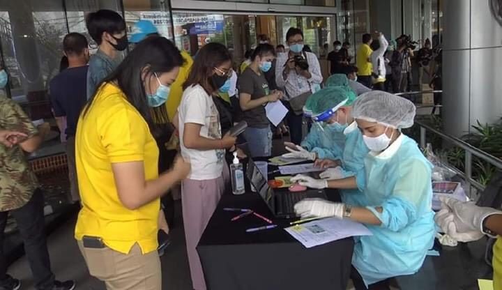 รถพระราชทานจากในหลวง ชาวระยอง เข้าตรวจโควิด-19 ฟรี  